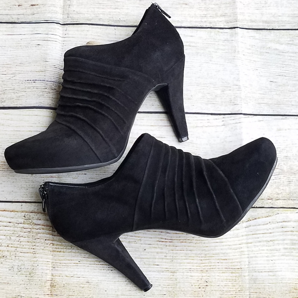Me too black suede labella14 booties sz 8